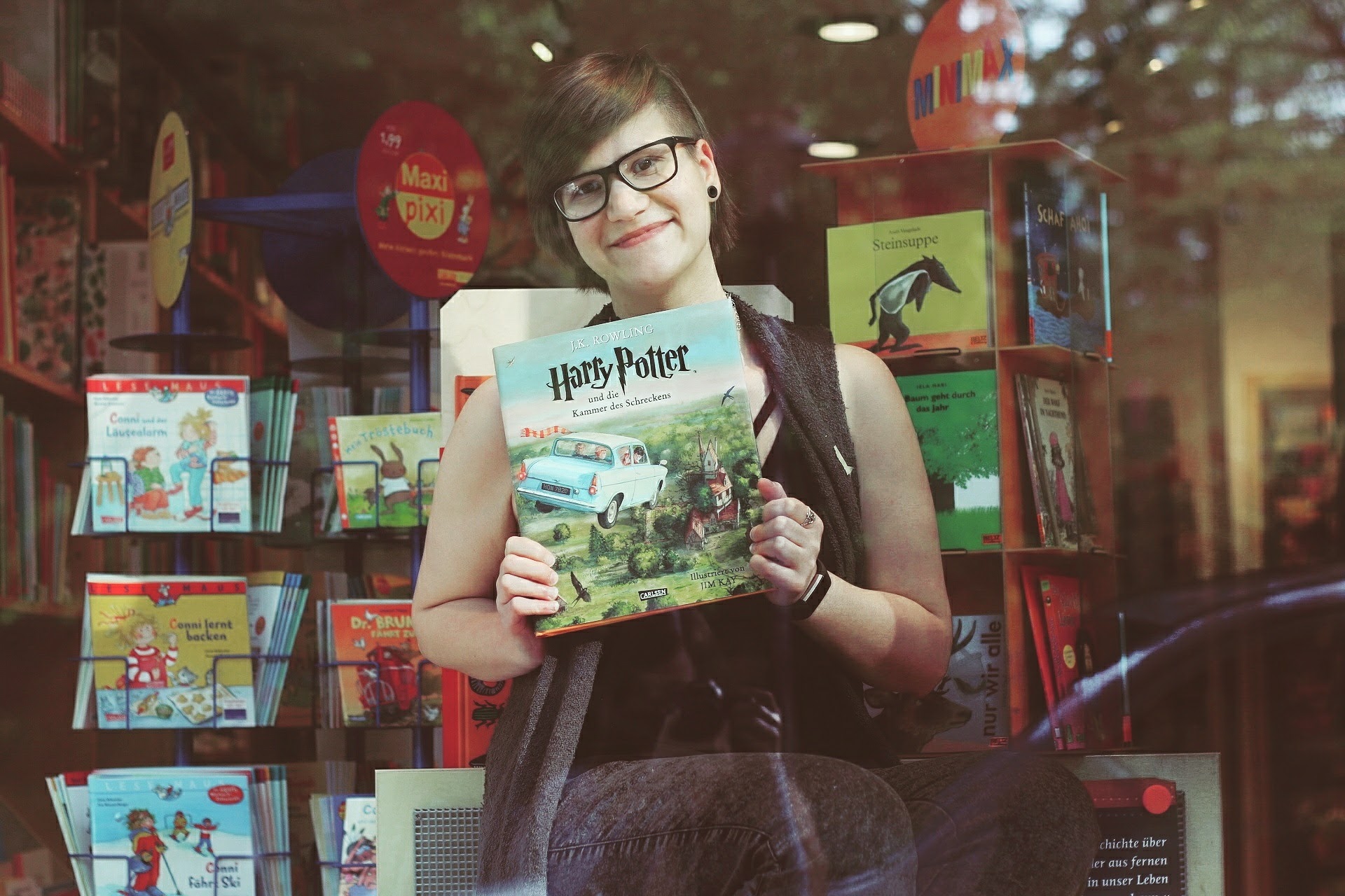 Buchhandlung Aktion Blogger im Schaufenster Schatzinsel Münster Frau Mädchen Harry Potter Blogger-Event