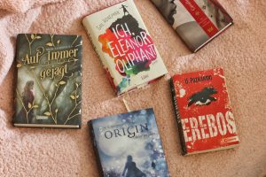 Neuerscheinungen April 2017 Bücher Cover Für immer gejagt Erin Summerrill Origin Jennifer L. Armentrout Erebos Ursula Poznanski Ich Eleanor Oliphant Gail Honeyman Cavaliersreise Mackenzi Lee